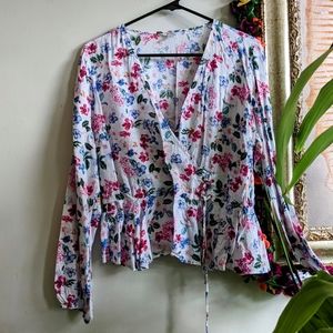 Ruffles Ruched Beautiful Flowered Lightweight White Top Floral Pattern Size L